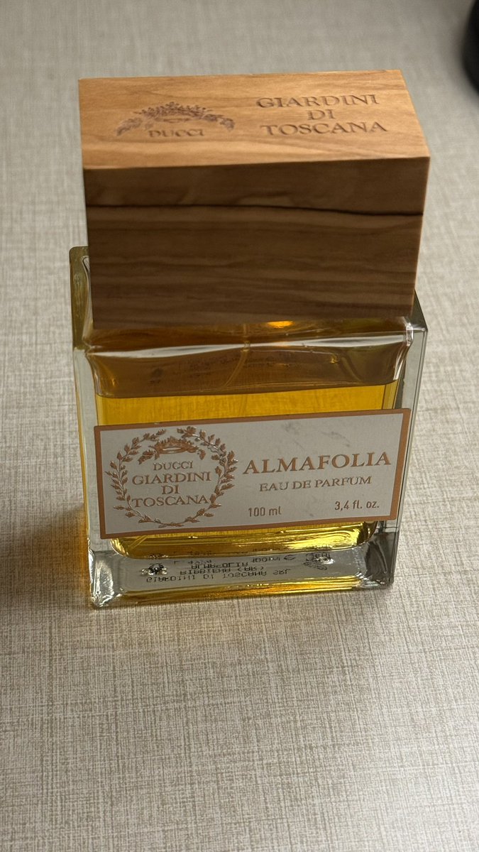 كيك وعسل لكن ماهو في صحـون 
ودعاك من عين الحسود غطاك لـه 

الله لايعطـيـه نــاسً ينضـلـون 
ويستر علية مـن النحـل لا ياكلـه