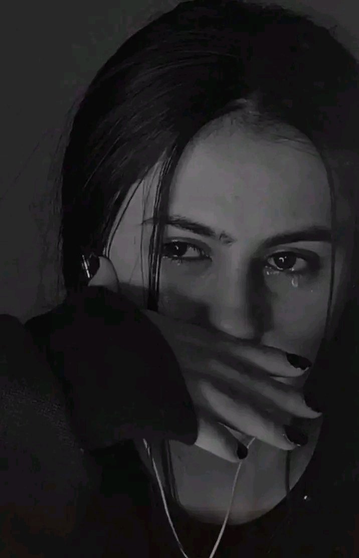 <a href="/xv__al/">سـعـد...وكذا</a> تتحدث الدموع حين
الحزن والفرح
والجرح والإنتظار
والخوف والحب
هي دموع لكنها تتحدث
وتسقط لأسباب كثيرة
عندما يعجز الكلام
تتأرجح أحياناً بين
صمت .. وبوح
بين حنين .. وكبرياء
بين قلب .. وعقل
هي ليست قطرات
هي كلمات تسقطت
عندما لم تجد من يفهمها  ..