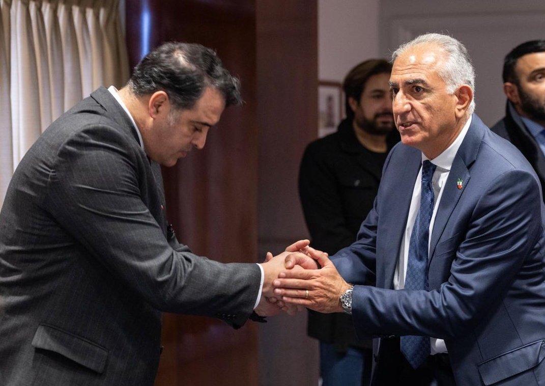 radiojibi's tweet image. چرا به #شاهزاده_رضا_پهلوی ارادت دارم؟
چون در لحظه‌ای که قدرت امکان انحصار می‌آفریند، او به عدالت می‌اندیشد. و  هنگامی که می‌توان میدان را تصاحب کرد، از حق دیگری برای حضور سخن می‌گوید. این رفتار، نشانه نجابت سیاسی، جوهر دمکراسی و ایمان حقیقی به #آزادی است.