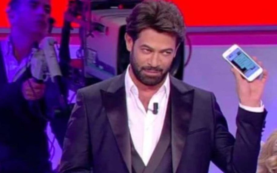 middleton____'s tweet image. Daniel Molloy mostrando al pubblico le char zozze dei loustat