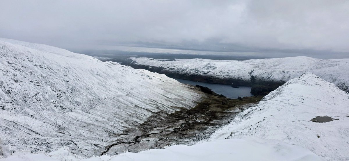 Christo70300025's tweet image. The view back down to #haweswater ##peakdistrict  from the ridge line to the top of #highstreet mountain at 828mtr😯🥶💚🌲🌳🌱🍁🚶‍♂️🥾📸