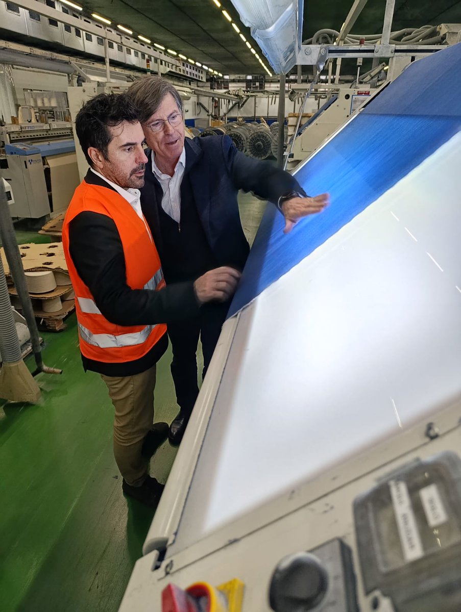 mitecogob's tweet image. ♻️ @doradoalex visita la planta textil cántabra de @tsantanderina

Una empresa que se adelanta a la normativa europea y es beneficaria de 1,5 M€ del #PERTE de Economía Circular para introducir un 30% de textil reciclado en sus tejidos y fijar actividad industrial al territorio