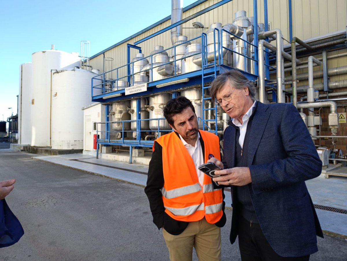 mitecogob's tweet image. ♻️ @doradoalex visita la planta textil cántabra de @tsantanderina

Una empresa que se adelanta a la normativa europea y es beneficaria de 1,5 M€ del #PERTE de Economía Circular para introducir un 30% de textil reciclado en sus tejidos y fijar actividad industrial al territorio