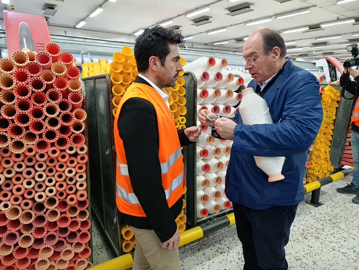 mitecogob's tweet image. ♻️ @doradoalex visita la planta textil cántabra de @tsantanderina

Una empresa que se adelanta a la normativa europea y es beneficaria de 1,5 M€ del #PERTE de Economía Circular para introducir un 30% de textil reciclado en sus tejidos y fijar actividad industrial al territorio