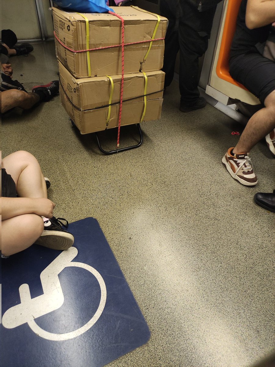 Hola <a href="/metrodesantiago/">Metro de Santiago</a> 

¿Que paso con la prohibición de carros? Su personal de estación ULA  no está haciendo la pega