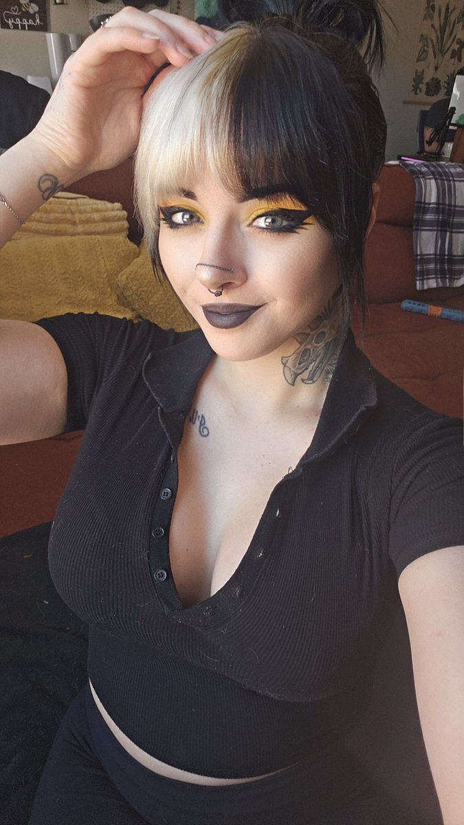 LadyStink 🥰🦖🐝 tweet media