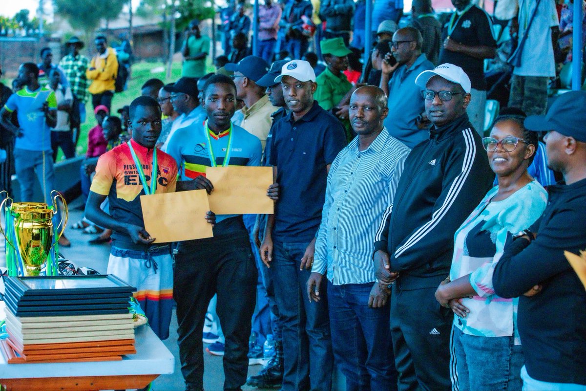 HuyeDistrict's tweet photo. Muri iri rushanwa #UmurengeKagameCup hanakinwe indi mikino irimo gusiganwa ku magare, gusiganwa ku mag uru, basketball 🏀 na sitting volleyball 🏐.

Abatsinze muri buri cyiciro bashimiwe kandi bazahagararira Akarere ku rwego rwa @RwandaSouth. https://t.co/MY3EZGCYwr