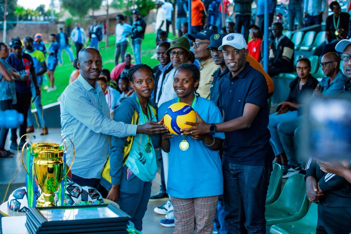 HuyeDistrict's tweet photo. Muri iri rushanwa #UmurengeKagameCup hanakinwe indi mikino irimo gusiganwa ku magare, gusiganwa ku mag uru, basketball 🏀 na sitting volleyball 🏐.

Abatsinze muri buri cyiciro bashimiwe kandi bazahagararira Akarere ku rwego rwa @RwandaSouth. https://t.co/MY3EZGCYwr