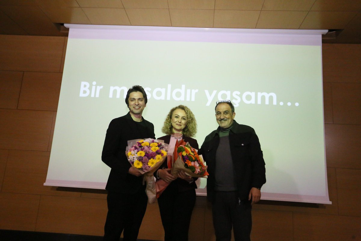 kepezbelediyesi's tweet photo. Akdeniz Kültür & Edebiyat Başkenti Kepez etkinlikleri kapsamında düzenlenen “Avcunuzdaki Kelebek” temalı semineri, yoğun katılımla gerçekleştirildi.

İnsan ilişkilerinden hayata bakışımıza uzanan anlamlı bir yolculuğa rehberlik eden Oytun Yumşak, Kepezlilerle ilham dolu bir söyleşi gerçekleştirdi.

Seminerde Arzu Toskar Eroğlu da konuşmacı olarak izleyenlerle buluştu. 

Kültür ve edebiyatla güçlenen Kepez’de, nitelikli etkinliklerimiz devam edecek.