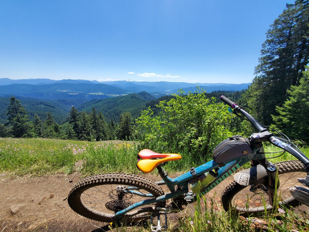 Big views, quiet trails, and miles that remind you why you ride. Out on the trail with Velo ambassador @tofuroxursox, where long climbs, flowing descents, and dependable contact points make all the difference. Built for real rides, not just the highlight reel.