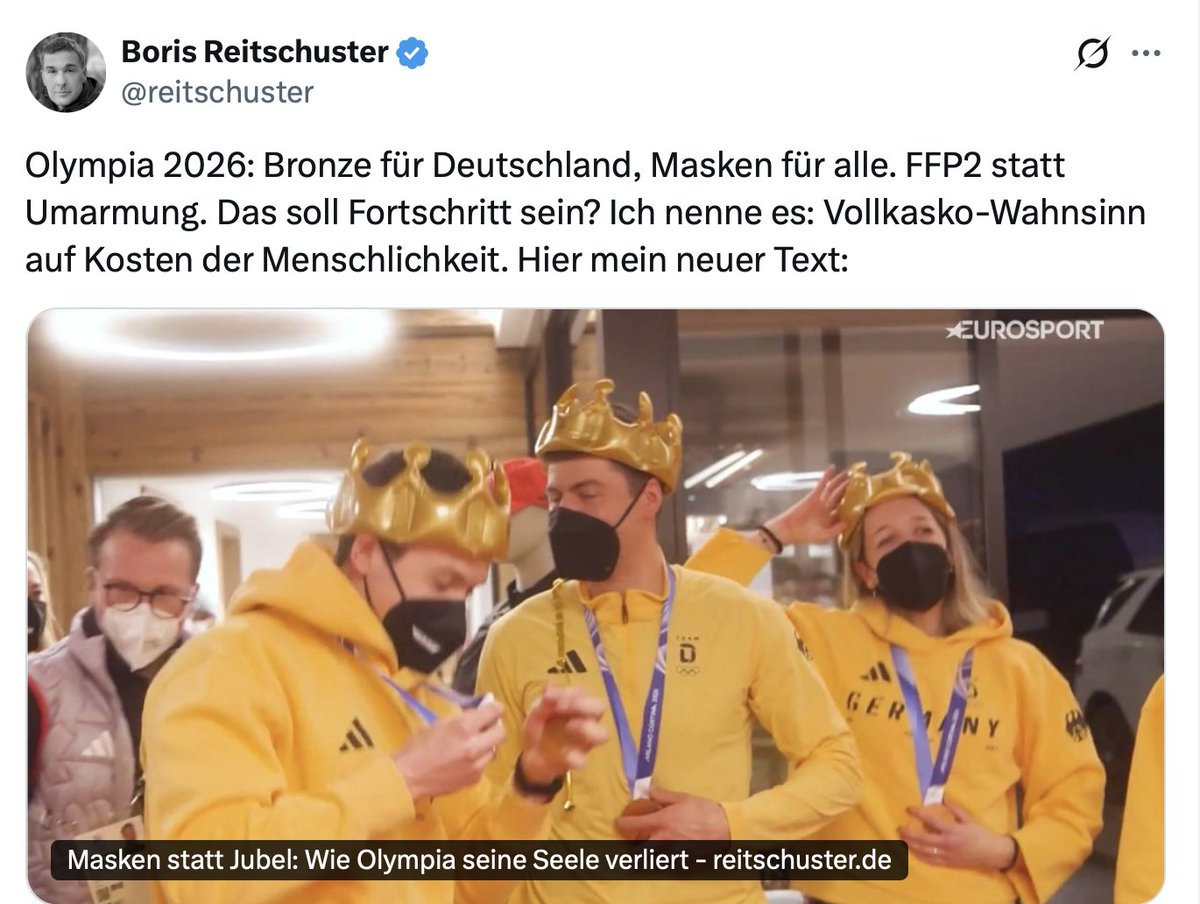 ScherhagThomas's tweet photo. auch Reitschuster probiert es. 😄 Ich habe mir seinen Text, seine "Argumentation" angesehen und analysiert. Los gehts. 😉

Reitschusters Text ist ein Musterbeispiel populistischer Rhetorik, die sportmedizinische Fakten als "Systemversagen" dramatisiert. Seine Argumentation bricht an mehreren zentralen Punkten zusammen:​

Reitschusters falsche Prämisse: "Freiwillige Unterwerfung"
Reitschuster suggeriert, das Maskenkonzept sei irrational und ideologisch motiviert. 
Die Realität: 
Infektionen des oberen Respirationstraktes sind für Ausdauersportler nachweislich leistungsmindernd, besonders in den ersten 72 Stunden nach Wettkämpfen, der sogenannten "Open Window"-Phase mit erhöhter Infektanfälligkeit. Die Athleten selbst bestätigen: 
"Wenn ich jetzt irgendwas habe, einen Schnupfen oder einen Husten, dann kann ich mir die Olympischen Spiele schön in die Haare schmieren". 
Das ist keine Hysterie, sondern evidenzbasierte Sportmedizin.

Verzerrter Vergleich: Usain Bolt und andere Sportarten
Reitschuster vergleicht Biathleten mit Usain Bolt 2008, ein absurder Vergleich. Ausdauersportler haben ein signifikant höheres Infektionsrisiko als Sprinter, besonders bei Winterwettkämpfen. 
Zudem: 
Auch andere Teams nutzen Hygienemaßnahmen. Die deutschen Biathleten sind damit nicht allein, wie DSV-Sportdirektor Felix Bitterling bestätigt: "
Man sieht ja durch alle Teams, dass das mittlerweile jeder macht, der viel erreichen will".

Ignorierte Funktionalität: Warum gerade Biathlon?
Reitschuster fragt rhetorisch, warum nicht alle Sportarten so handeln. Die Antwort ist simpel:
 Biathleten trainieren und wettkämpfen bei extremen Temperaturen, was das Immunsystem zusätzlich belastet. Ihr Ausdauersport erfordert maximale respiratorische Leistung, also genau das, was durch Atemwegsinfekte am stärksten beeinträchtigt wird. Dass Abfahrtsläufer weniger strikte Regeln haben, liegt an der anderen Belastungsphysiologie ihrer Disziplin.

Emotionale Manipulation statt Sachargumente
Der Text arbeitet mit Kampfbegriffen wie "kulturelle Selbstkastration", "Präventionsreligion" und "posthumane Festkultur". Das soll in seiner Bubble Empörung erzeugen, nicht informieren. Tatsächlich handelt es sich um pragmatische Infektionsprophylaxe durch Kontaktreduktion, Handhygiene und Masken in Hochrisikosituationen, Maßnahmen, die sportmedizinisch seit Jahren empfohlen werden, völlig unabhängig von Corona.

Die eigentliche Pointe
Reitschuster schreibt, er habe den Text ursprünglich als Satire konzipiert. Tatsächlich ist sein Text selbst zur unfreiwilligen Satire geworden: 
Ein Journalist, der evidenzbasierte Sportmedizin als "Wahnsinn" brandmarkt, weil sie nicht in sein ideologisches Weltbild passt. Die deutschen Biathleten haben bei Olympia 2026 bereits mehrere Medaillen geholt, ihre Strategie funktioniert. 

Reitschusters Empörung hingegen ist nur heiße Luft ohne Substanz. Also sein übliches Programm als populistischer Lautsprecher. 📢 😎