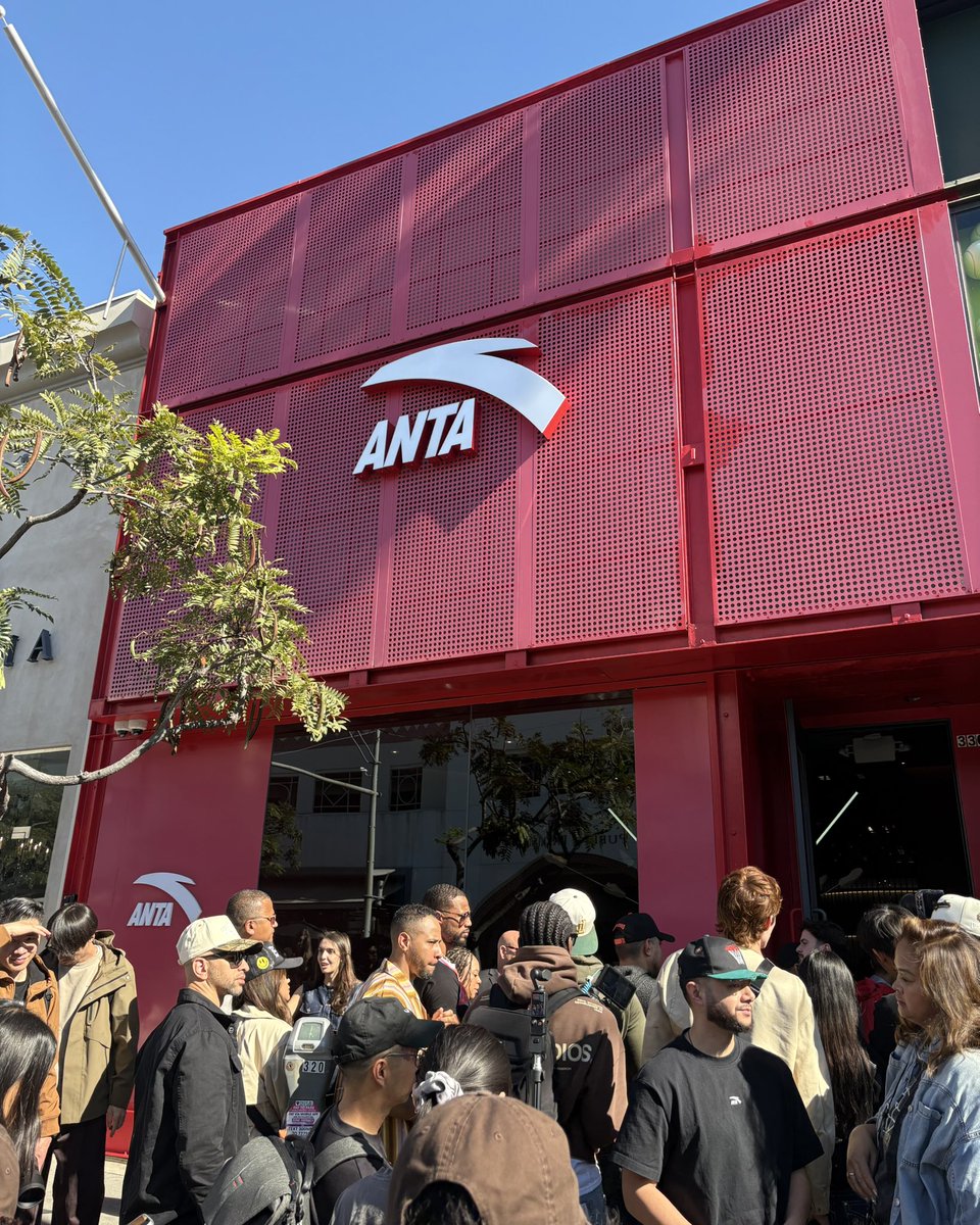 nicekicks's tweet photo. Kyrie Irving and Klay Thompson pulled up to the grand opening of ANTA’s new Beverly Hills flagship store, its first in the U.S. 👀🔥 https://t.co/ta65ePBEFT