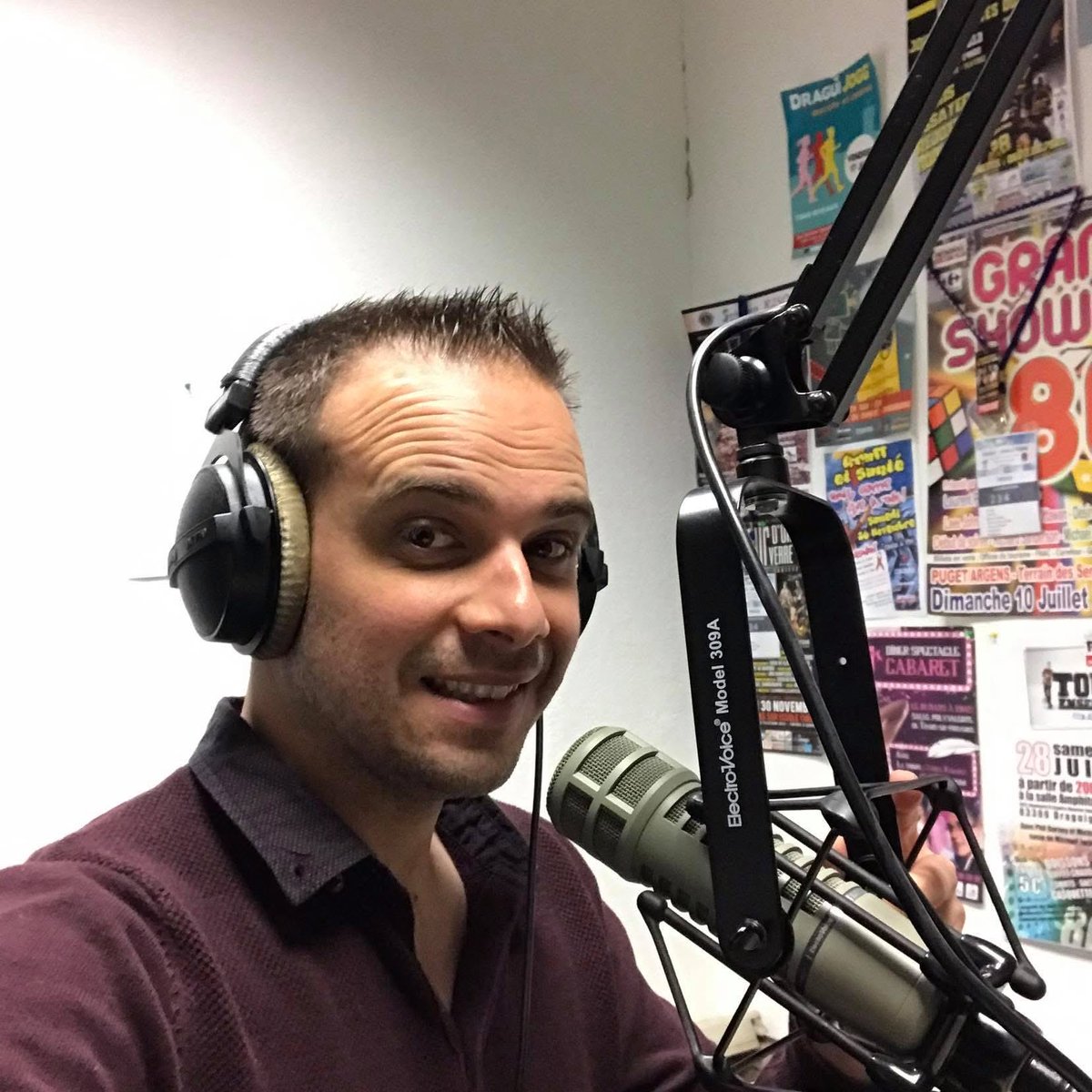 johnrainaud's tweet photo. D’abord en tant qu’auditeur puis derrière un micro en webradio, avec l’énergie de l’ado qui découvre un monde immense… puis en FM, avec la sensation incroyable d’entrer dans le quotidien des gens.

La radio, c’est l’évasion… https://t.co/VVpVY82AQw