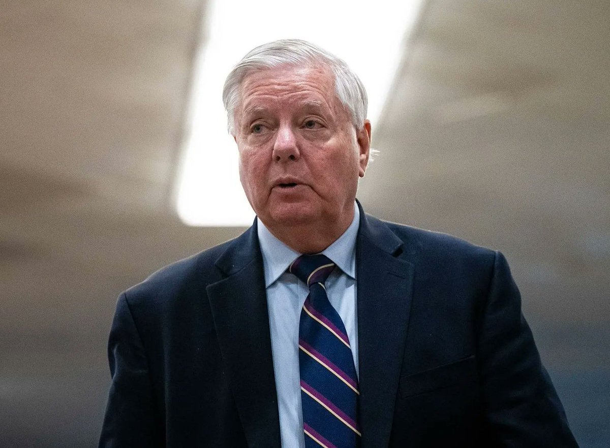 Iran1Asl's tweet image. عمویمان لینزی گراهام:
مردم ایران با جان‌شان نام شاهزاده رو فریاد زدند و از او حمایت کردند!