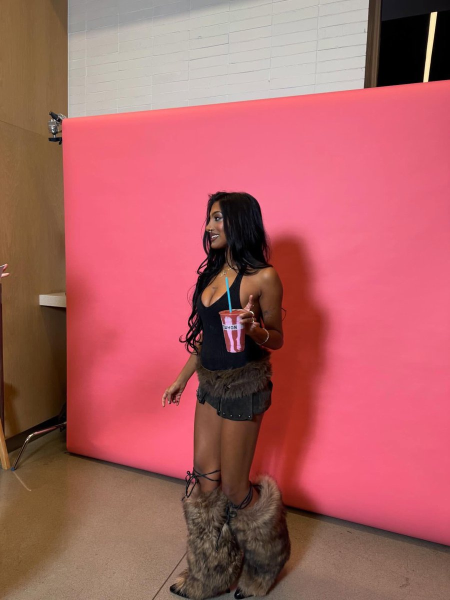 lara pics tweet media