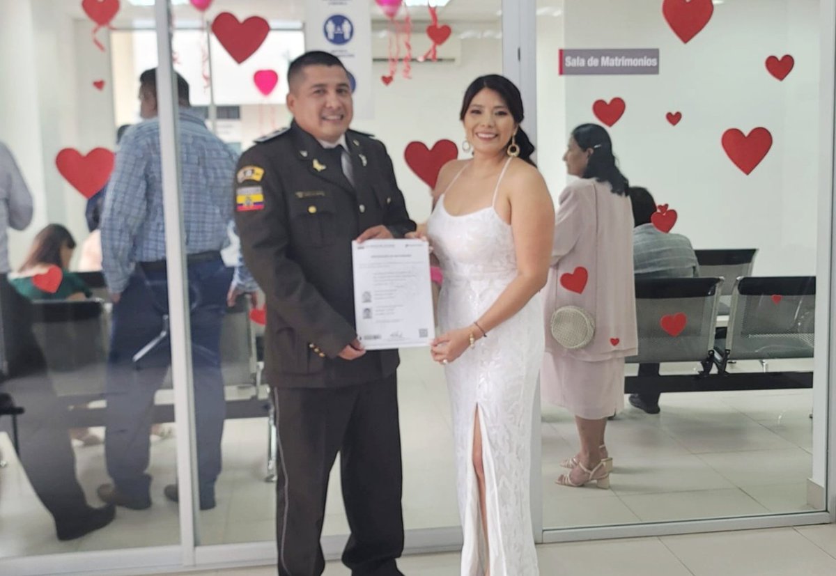 RCivil_Zona4's tweet photo. "¡Dieron el 'Sí'! 🥂
Hoy nuestras agencias se llenan de felicidad y entusiasmo en la víspera de #SanValentín 💘.
Acompañamos a las parejas que decidieron formalizar su unión. ✍️📖
¡Felicidades a los nuevos esposos! 🥂🎊
#SIAlAmor https://t.co/vwpcXQehtv