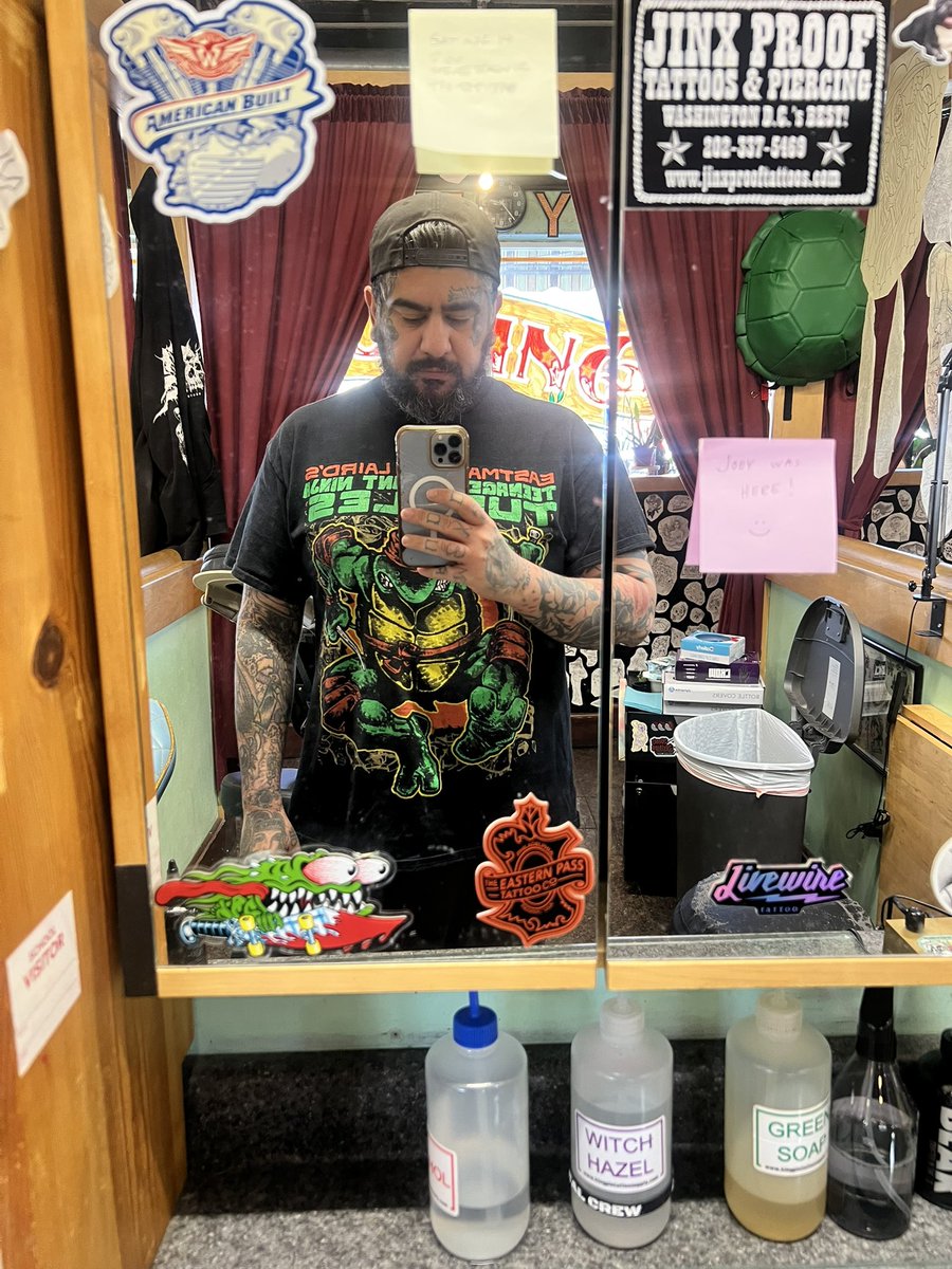 Straight edge Chino Moreno at hooters tweet media