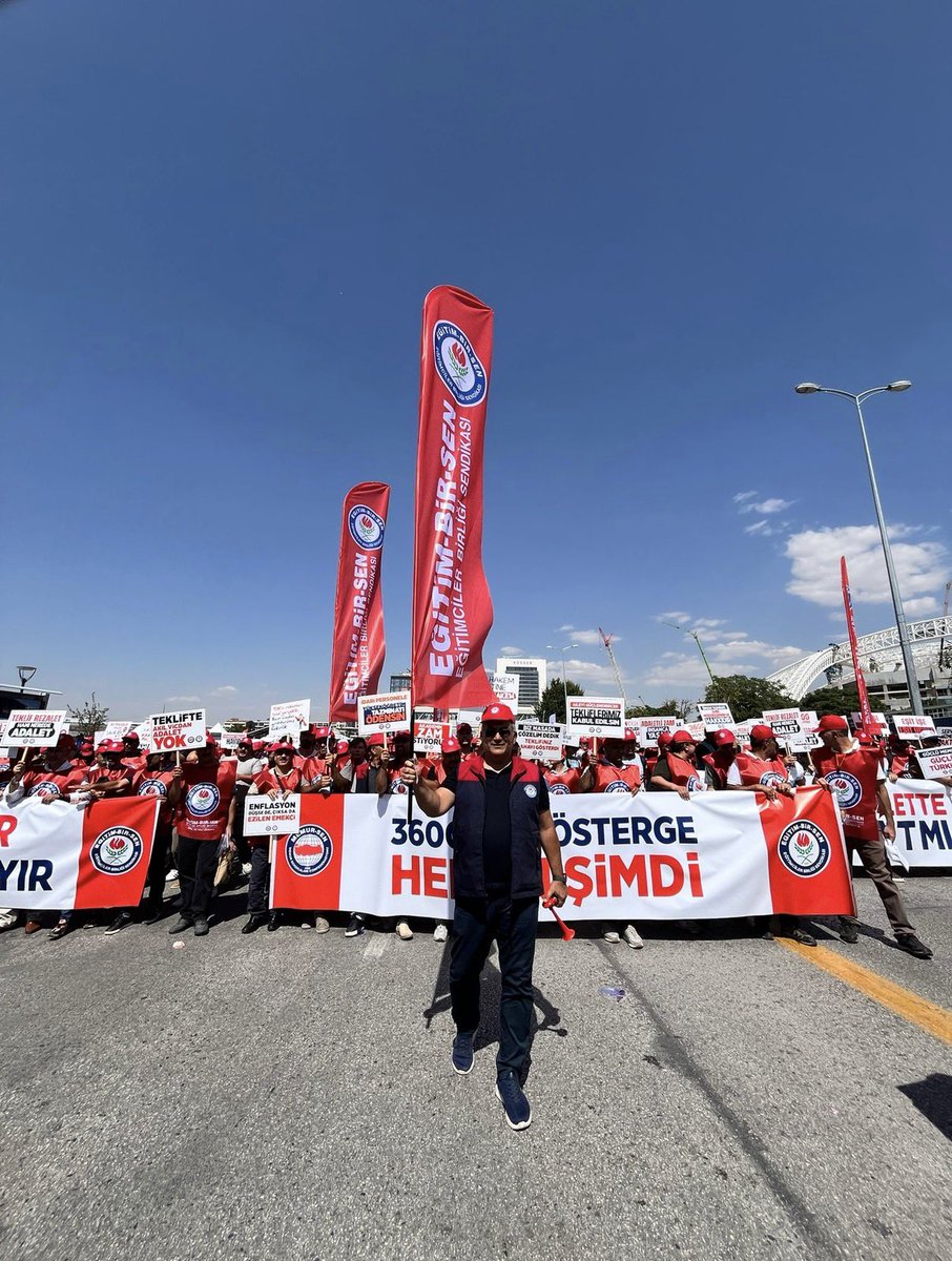 _AliKaya's tweet photo. Emeğin coğrafyasına bakmadan hakkını korumak,  adil bir dünya için mücadele eden sendikadır.  Eğitim-Bir-Sen 

#EğitimBirSen34Yaşında https://t.co/VfHTDfUarQ