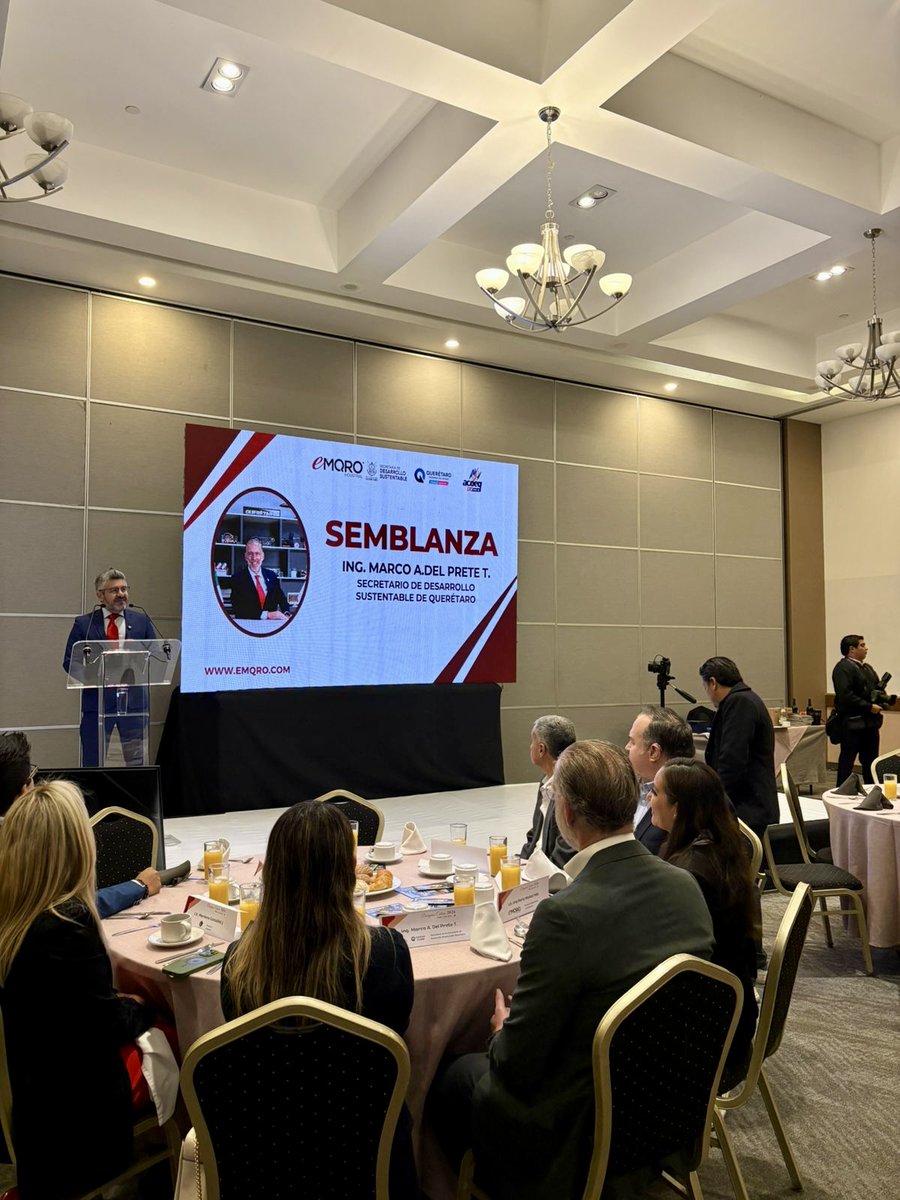 efrain_barrera's tweet photo. Honrado en ser el maestro de ceremonias del evento de Enlace Industrial EMQRO con la presencia del secretario @mdelprete, titular de @SEDESUQro. Un día de networking enfocado a crear espacios industriales estratégicos para empresas nacionales e internacionales. https://t.co/vMrH6flqqU