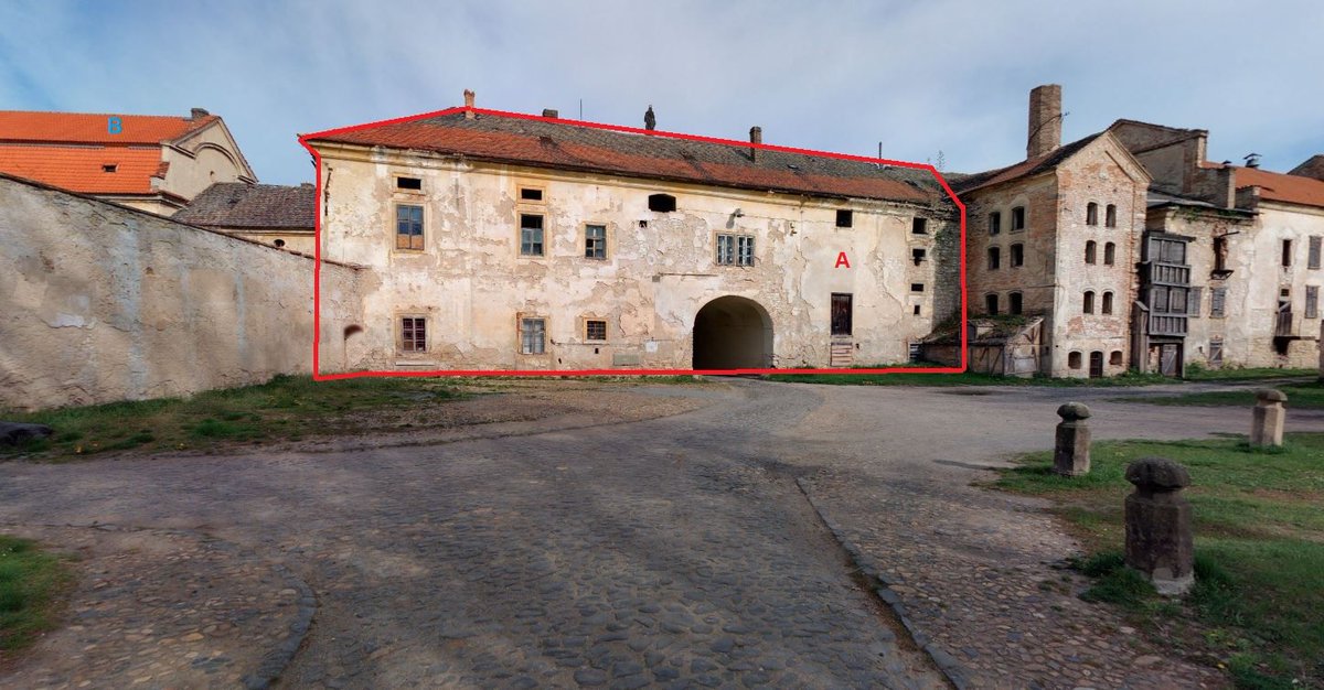 Litoměřický ÚZSVM v areálu bývalého zámku v Doksanech prodal pozemek o 404 m2 se vstupní branou a částí stavby. Společnost, která již vlastní část areálu s pivovarem, za ně zaplatila 1,3 milionu Kč.

→ uzsvm.gov.cz/cast-arealu-by…