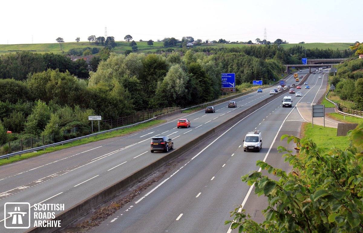ScotRoadArchive's tweet image. A #beforeandafter view today!

We're looking north along the A80 at Haggs with the modern motorway view for comparison.

The dual carriageway opened in October 1964 with works undertaken by R.J. McLeod Ltd! The upgrade to motorway was completed in 2011.

#archives #scotland