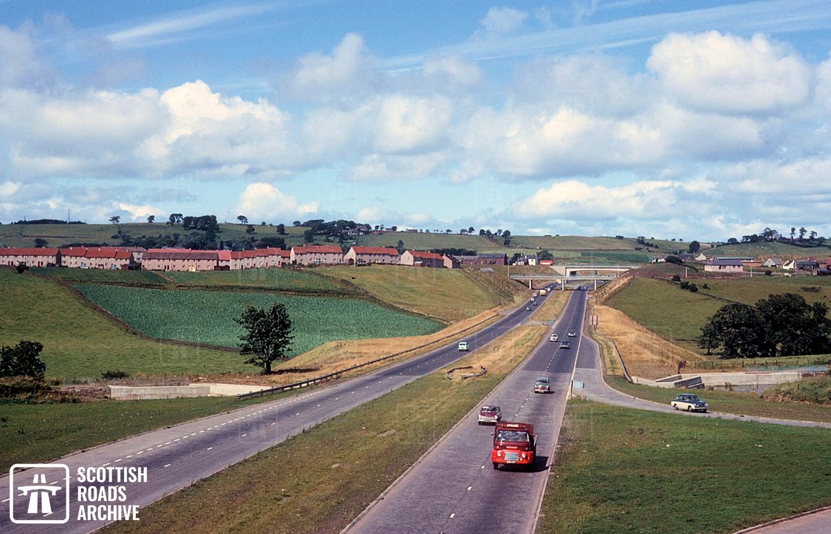 ScotRoadArchive's tweet image. A #beforeandafter view today!

We're looking north along the A80 at Haggs with the modern motorway view for comparison.

The dual carriageway opened in October 1964 with works undertaken by R.J. McLeod Ltd! The upgrade to motorway was completed in 2011.

#archives #scotland
