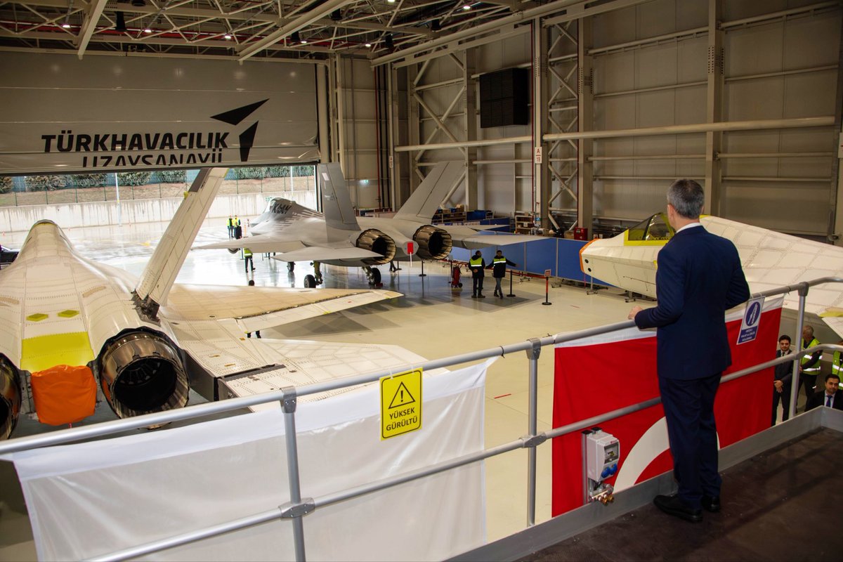 📍 Ankara | TUSAŞ Tesisleri

✈️🇹🇷

Millî Muharip Uçak KAAN Projemiz kapsamında, KAAN hangarımızı ziyaret ederek tam boy statik test uçağımızda gelinen son aşamaya ilişkin kapsamlı bilgi aldık ve sahadaki çalışmaları yerinde inceledik.

2024 yılında ilk uçuşunu icra eden ve ilk