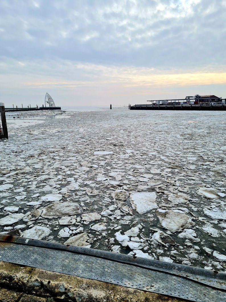 Was nicht auf unserer Bucket-List stand, aber trotzdem ein dolles Abenteuer war: Nordsee auf Eis - und wir mittendurch ( nicht mit dem eigenen Boot ) - und ein paar Tage Insel-Auszeit auf Juist waren auch mal schön. 
Im Bild: die Hafeneinfahrt von Juist mit Packeis-Schollen