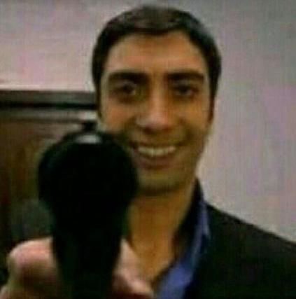 Erdem’le fotoğraf çektirmesi için arkada Burak’a yapılan muamele;