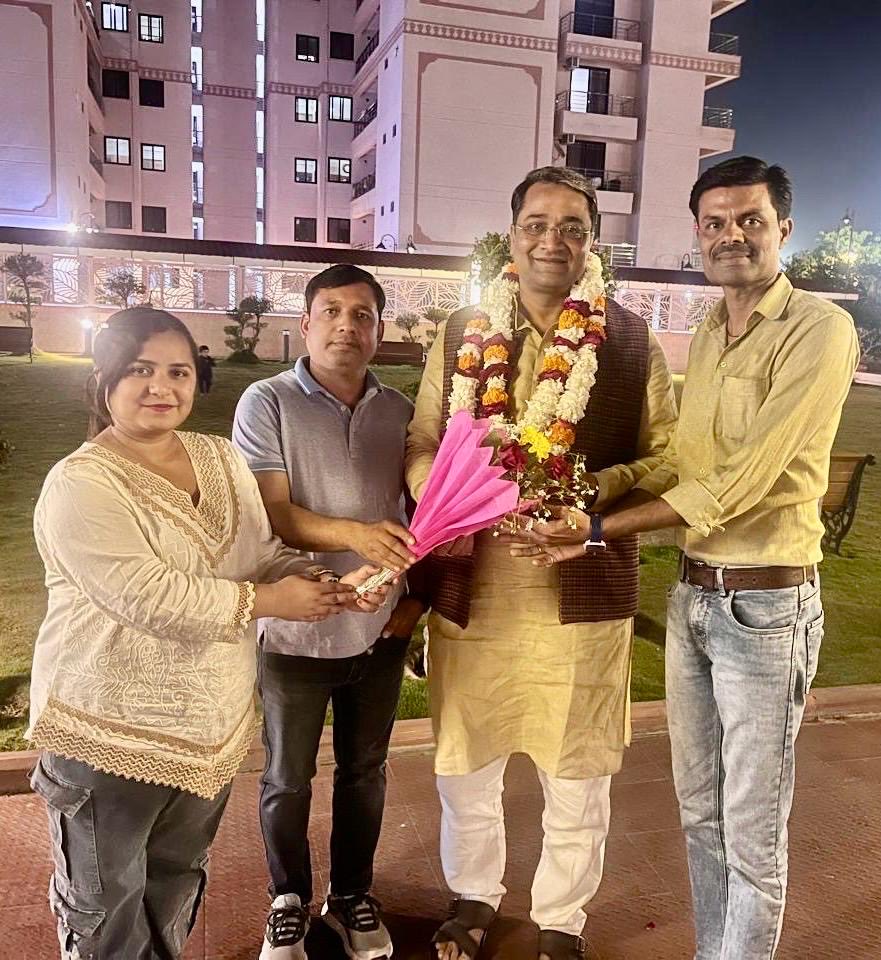 आज जयपुर में कार्यकर्ताओं के साथ आत्मीय शिष्टाचार भेंट कर संगठनात्मक विषयों पर सार्थक और सकारात्मक संवाद किया।
<a href="/madanrrathore/">Madan Rathore</a> <a href="/BJP4Rajasthan/">BJP Rajasthan</a> #chhaganmahur