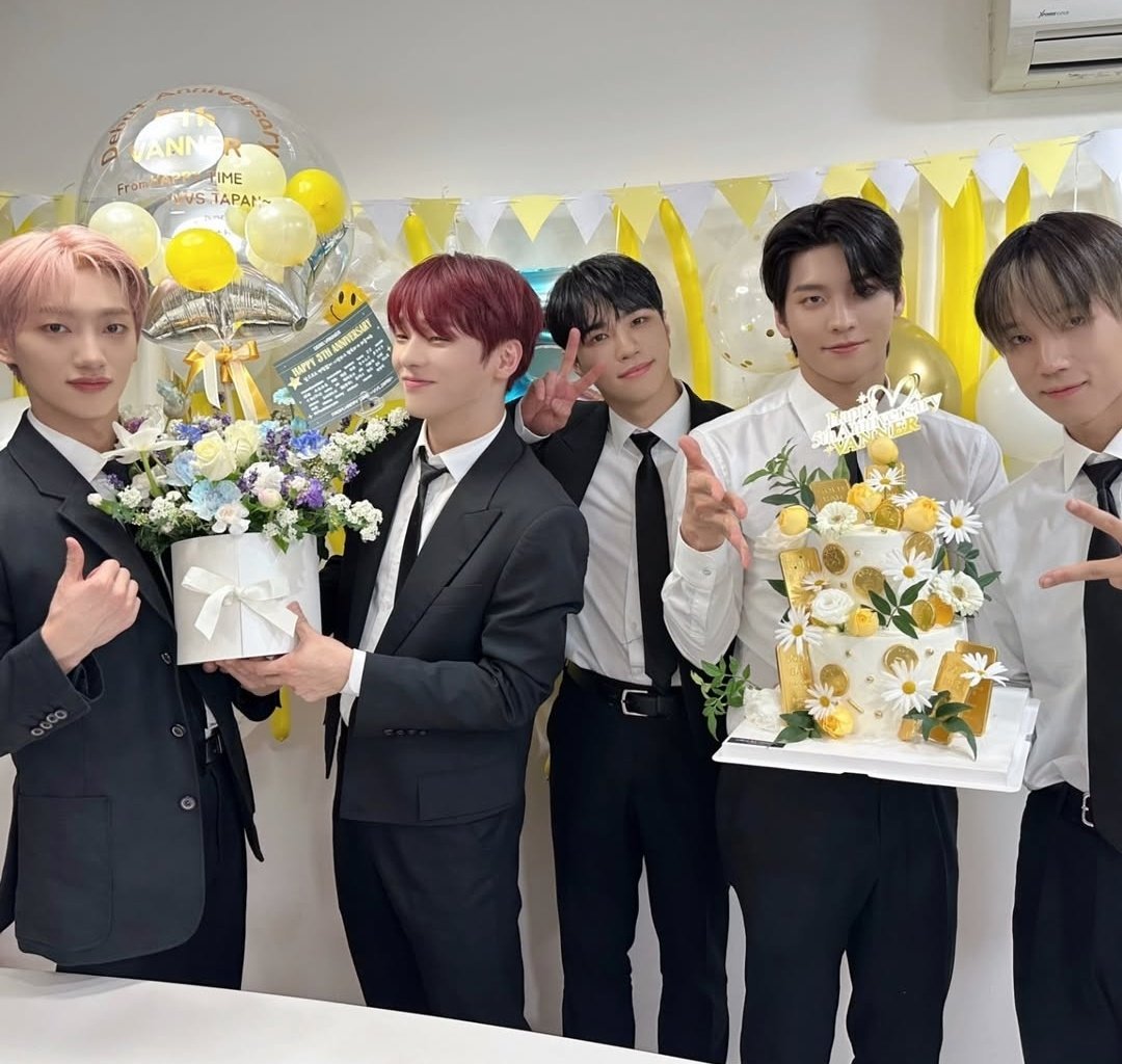 배너 탄생화 : 카모마일
"역경에 굴하지 않는 강인함"

진짜 찰떡이라고 생각했거든🤍
그마음 변치말고, 하루하루 단단하게 나아가기를 바랄게.

삐삐들이 많이 사랑하고 기다리고 있다는것도 잊지마! 

많이 많이 사랑해💎
우리 배너 7주년 축하해.