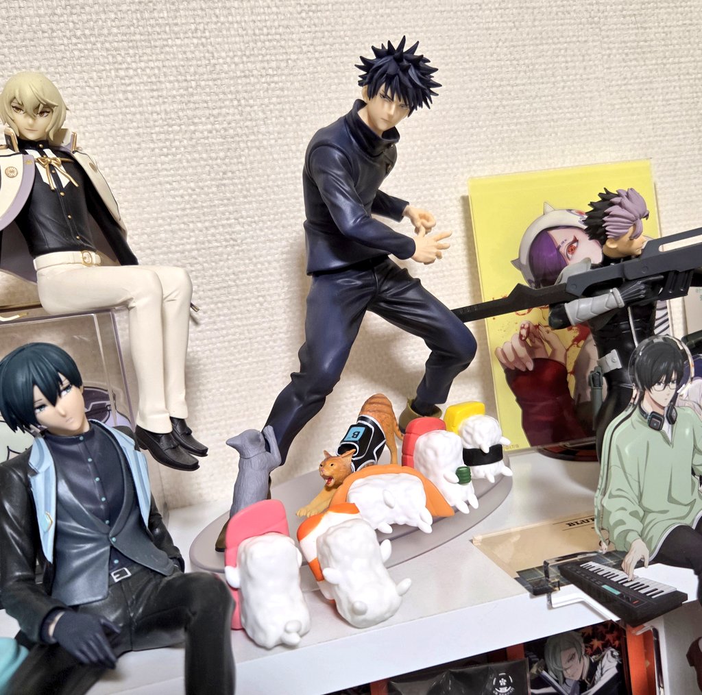 台座にスペースがありすぎたのでとりあえずお寿司を並べておいた