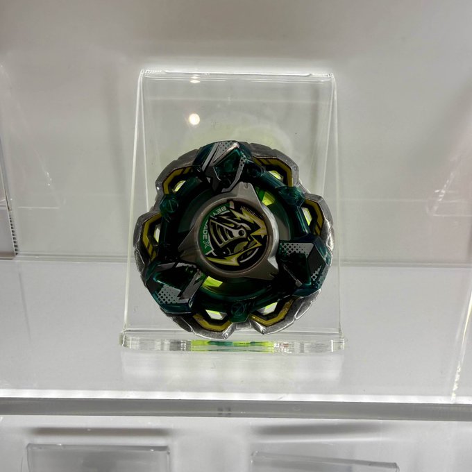 BEYBLADE BAR TOKYO」では本日情報解禁された「バハムートブリッツBK1