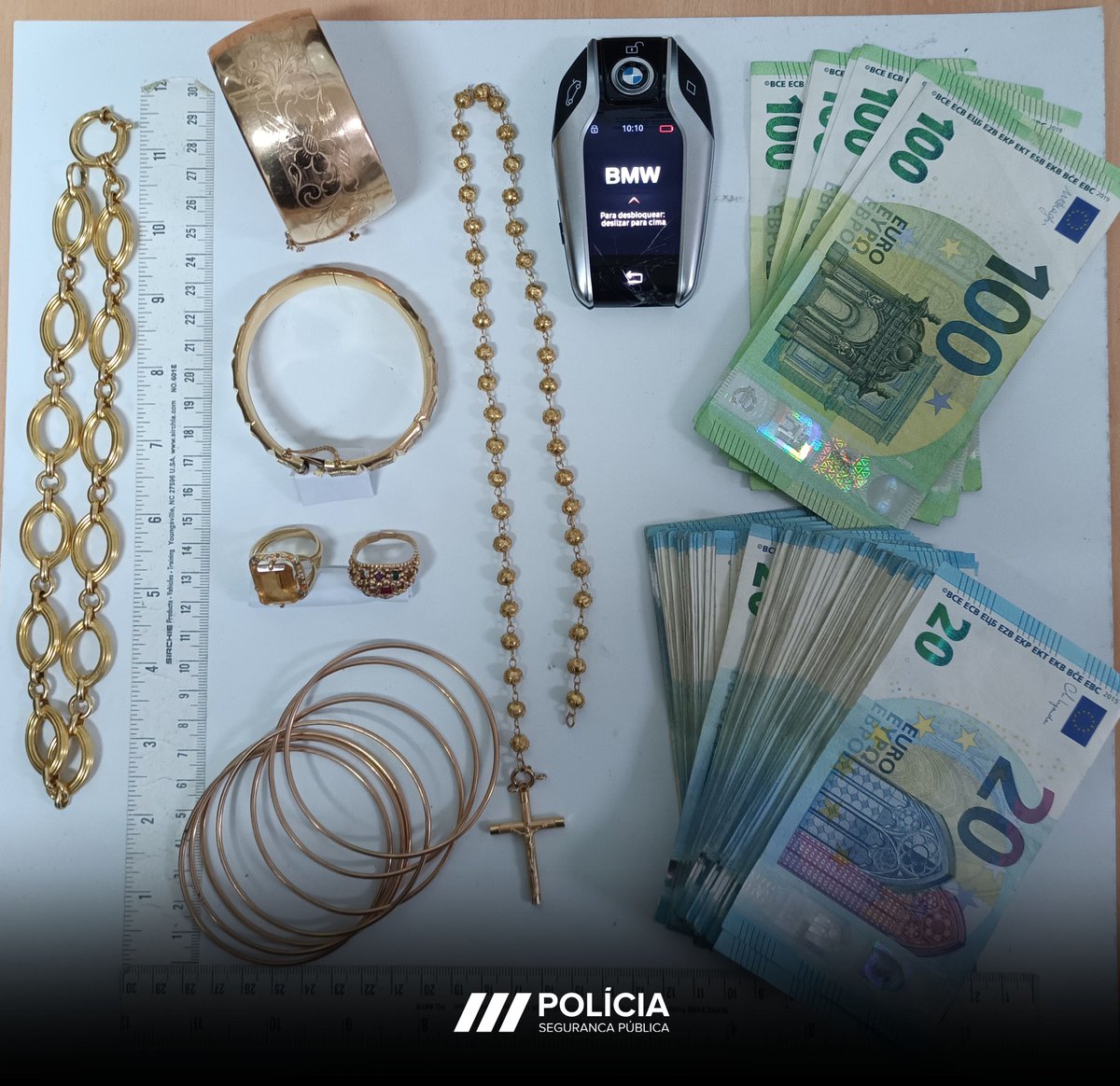 PSP_Portugal's tweet photo. #PSPLisboa deteve um suspeito de burlas a idosos através do esquema do “falso acidente”. Foram apreendidos 4.580 euros em numerário, artigos em ouro avaliados em mais de 26 mil euros e uma viatura de 45 mil euros. Um segundo suspeito foi constituído arguido. #SemprePresente https://t.co/vWcMNPoxyC