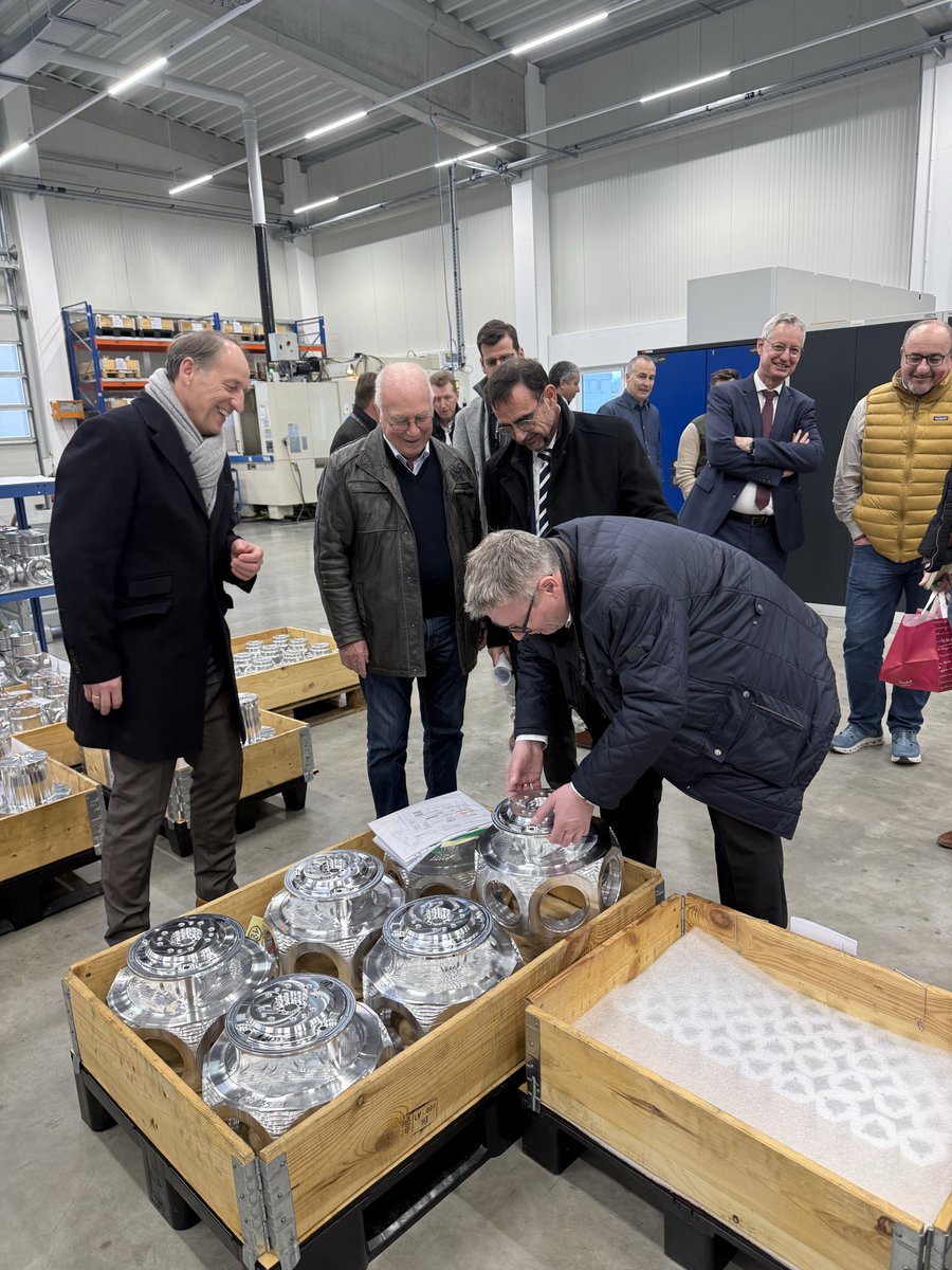 klausholetschek's tweet image. Heute mit Martin Wagle und Josef Zellmeier am Flugplatz #Straubing. Hier produziert #MT-Propeller mit 220 Mitarbeiterinnen und Mitarbeitern Hightech-Rotoren für Flugzeuge und Hubschrauber in aller Welt. Sogar der schnellste Hubschrauber der Welt fliegt mit Technik aus