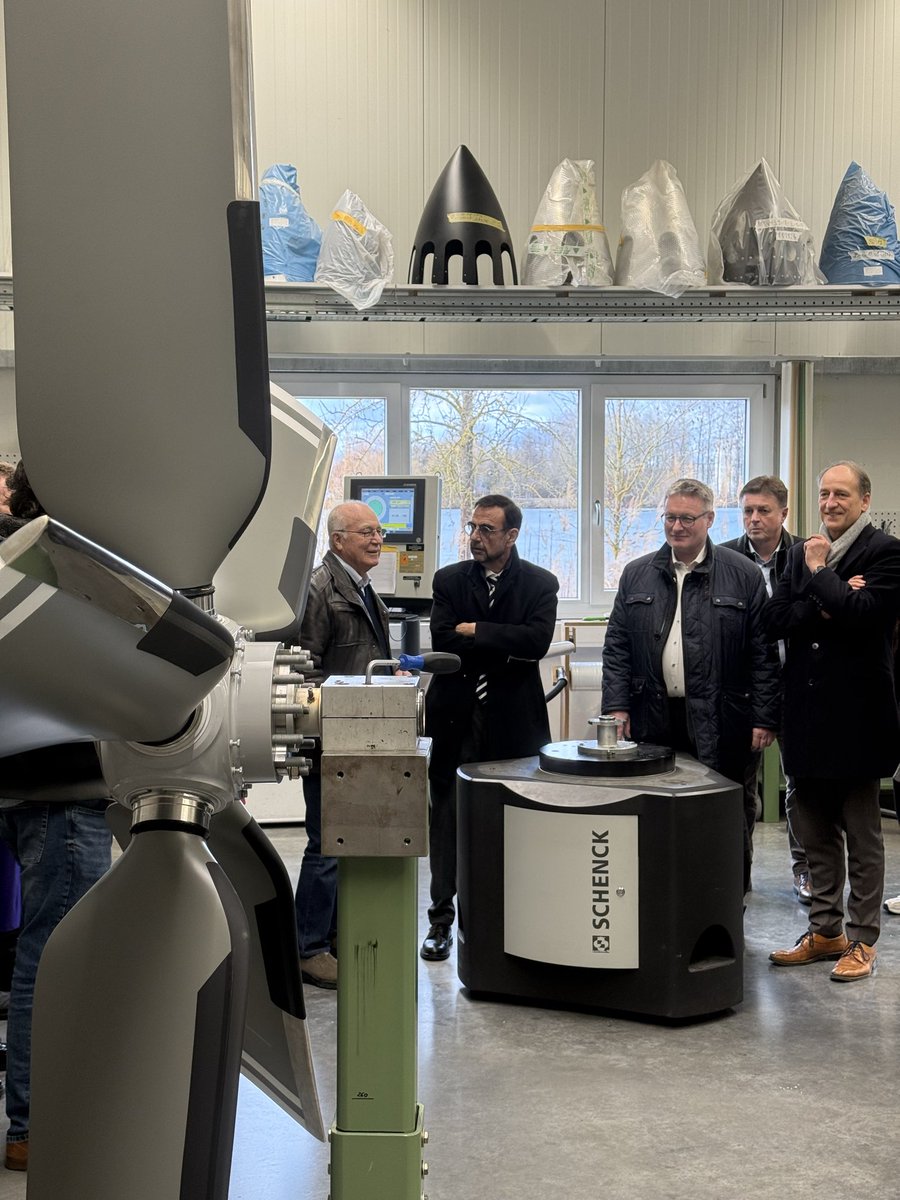 klausholetschek's tweet image. Heute mit Martin Wagle und Josef Zellmeier am Flugplatz #Straubing. Hier produziert #MT-Propeller mit 220 Mitarbeiterinnen und Mitarbeitern Hightech-Rotoren für Flugzeuge und Hubschrauber in aller Welt. Sogar der schnellste Hubschrauber der Welt fliegt mit Technik aus