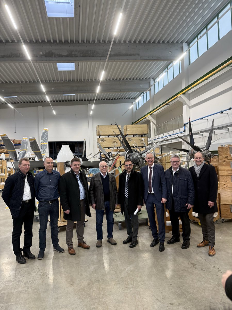 klausholetschek's tweet image. Heute mit Martin Wagle und Josef Zellmeier am Flugplatz #Straubing. Hier produziert #MT-Propeller mit 220 Mitarbeiterinnen und Mitarbeitern Hightech-Rotoren für Flugzeuge und Hubschrauber in aller Welt. Sogar der schnellste Hubschrauber der Welt fliegt mit Technik aus
