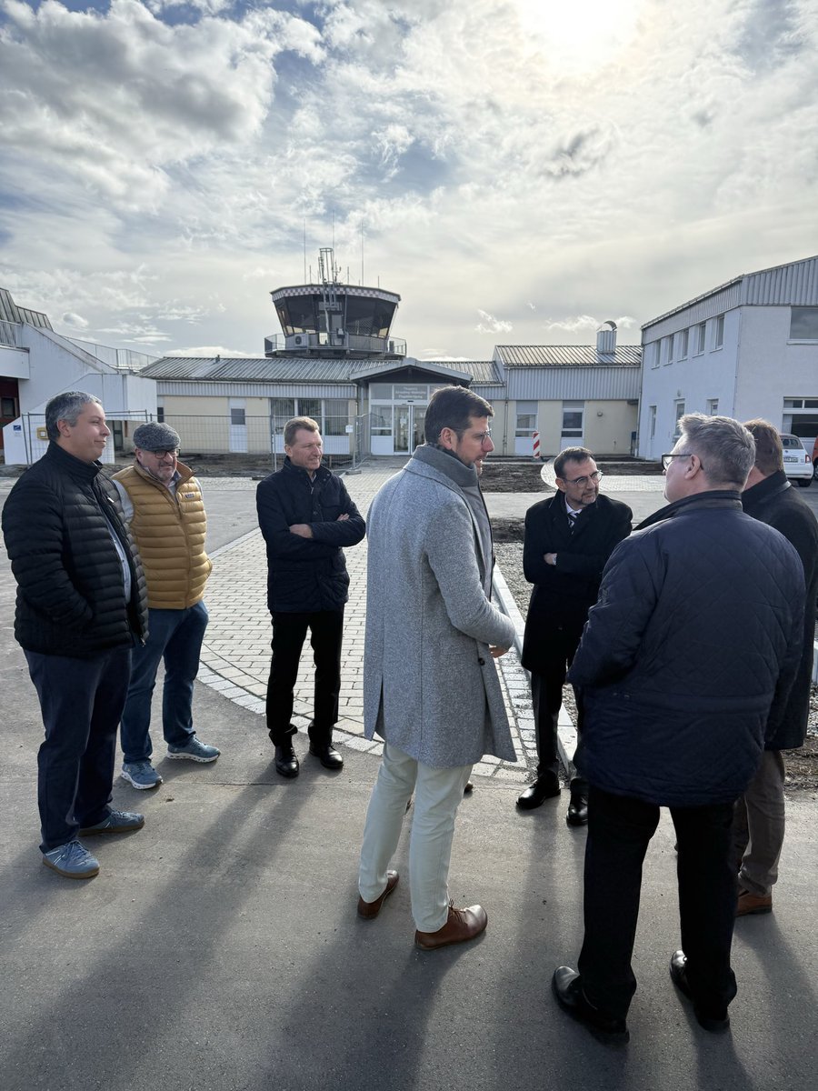 klausholetschek's tweet image. Heute mit Martin Wagle und Josef Zellmeier am Flugplatz #Straubing. Hier produziert #MT-Propeller mit 220 Mitarbeiterinnen und Mitarbeitern Hightech-Rotoren für Flugzeuge und Hubschrauber in aller Welt. Sogar der schnellste Hubschrauber der Welt fliegt mit Technik aus