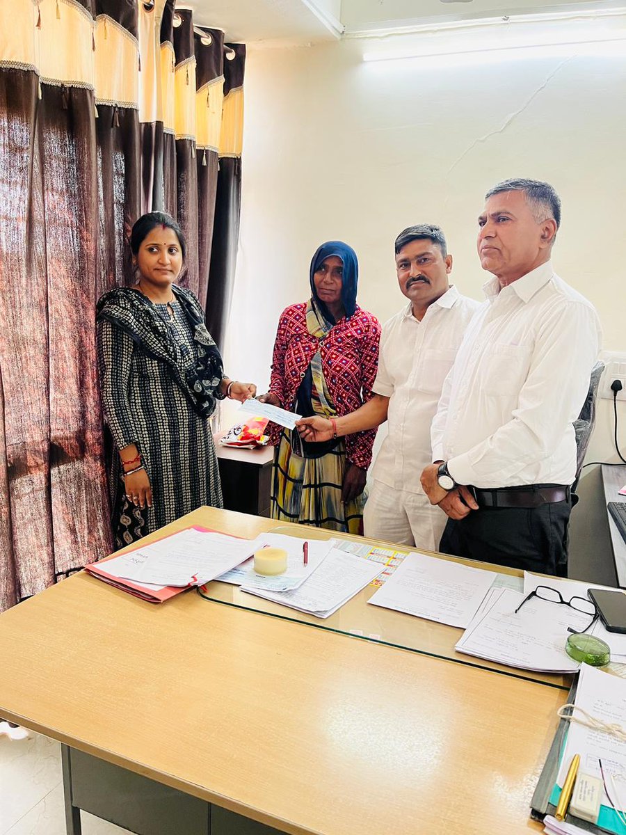 બાલીસણા હોમગાર્ડ યુનિટ ના સ્વ દિનેશભાઈ ત્રિકમભાઈ પરમાર ને હોમગાર્ડ કલ્યાણ નિધિ વેલ્ફેર ફંડ મરણોત્તર સહાય રૂ.૧૫૫૦૦૦(એક લાખ પંચાવન હજાર)નો ચેક ગં. સ્વ. સવિતાબેન દિનેશભાઈ પરમાર ને ચેક અર્પણ હેડ કલાર્ક માનનીય જે એન પરમાર સાહેબ,જુનિયર ક્લાર્ક પ્રિયંકાબેન દ્વારા ચેક અર્પણ કરવામાં આવ્યો