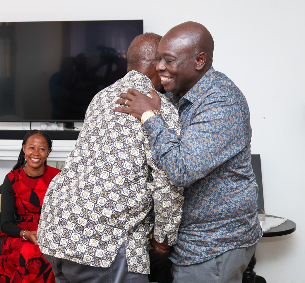 Hawa wazee pia pooh.

Sifuna just waved at gachagua in a funeral from a distance akaumwa nje. 

Sasa huyu karibu a faint on the shoulders of #Riggy ;
 <a href="/TheODMparty/">The ODM Party</a>  NEC  members may need to change their flight ticket from the coast.

Hii imeiva !

Kenya needs a renaissance!