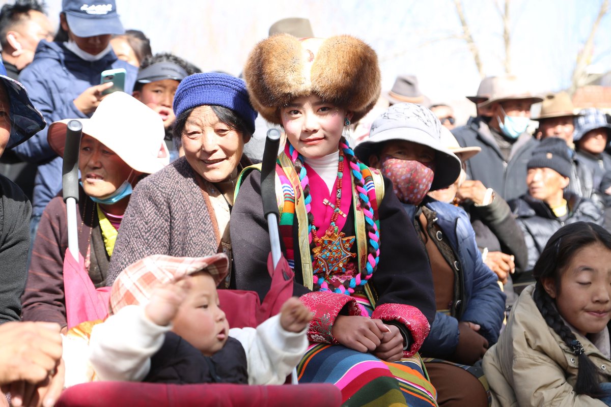 Shannan Tibetan clothing with distinctive features