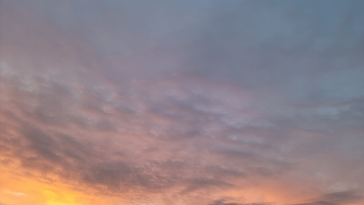 The clouds are blushing soft and bright,
Rippling the golden hues of fading light.

Have a wonderful day my dear friends 🤗
#HappyDays