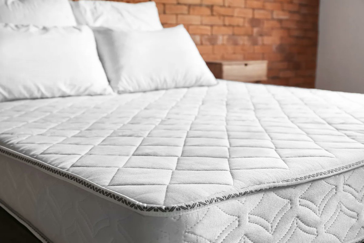 BeckandCallCl's tweet photo. How to clean a mattress.
Vacuum it first.
Clean any stains with dilluted dish soap.
Mix 2 cups of water, 1/2 cup of white vinegar, 1/4 cup of alcohol and 10 drops of tee tree oil and spray lightly. Let it sit for 5 minutes and pat dry with a clean towel. 
Leave to airdry. https://t.co/MGqBUk37W4