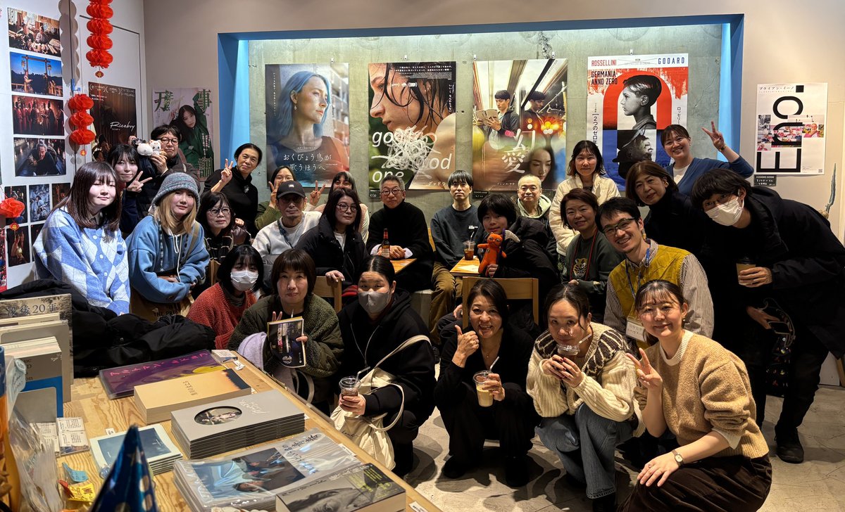 dwarf_inc's tweet photo. ／.+*
ドワーフスタジオ × Stranger コラボ企画！
第15回『#コマ撮り座談会 』
終了しました！
＼*+.

本日は約1年ぶりのTECARATスタジオ作品上映回✨『ノーマン・ザ・スノーマン』特集、ということでシリーズ1作目、2作目、そして新作となる3作目のティザーが上映されました。プラネタリウム作品のため、スクリーンで、かつ一挙に観られるという贅沢な回！少年の冒険と、ノーマンとの友情と⛄️✨冬に観たい素敵な作品です。

ゲストに八代健志監督、日下部泰寛プロデューサーを迎え、上映後トークでは当時の制作の裏話が飛び交いました！八代監督の人形やセット造形への考え方が、1と2とでは変わってきているというお話、聞くとまた観たくなってしまいますね👀！日下部プロデューサーは1ではPMとして携わられていて、最新作ではメインプロデューサーとして作品を手がけられています！1、2を経た3のストーリーに関して少しお話しいただきましたが、青年となった主人公、とても気になりますね…❣️新作は今年の冬に全国のプラネタリウムにて随時公開予定💫公開が待ち遠しいですね🌟

上映後の座談会も、お馴染みの方も初めての方もいて、大変盛り上がりました✨TECARATのみなさま、ご参加いただいたみなさま、ストレンジャーのみなさま、ありがとうございました！

次回は3/13（金）開催予定です！！