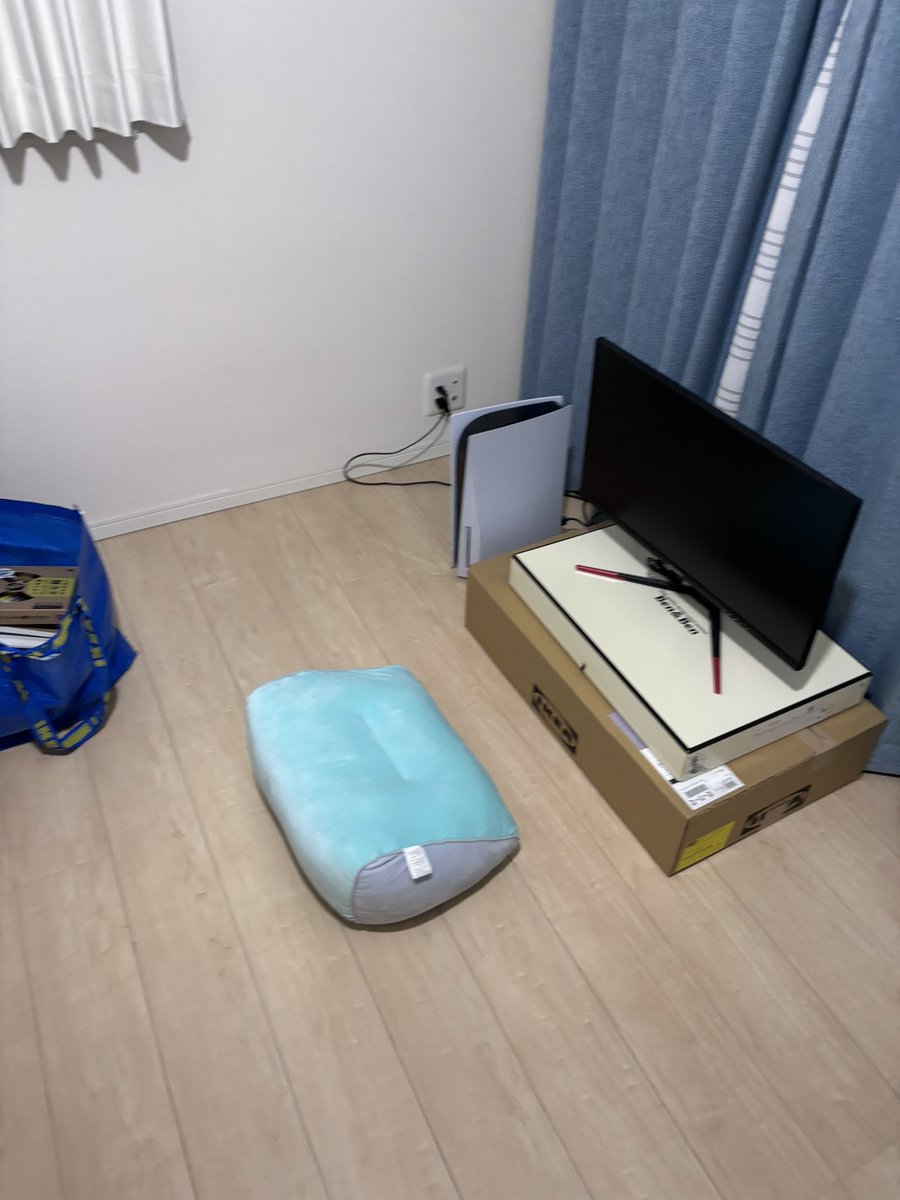 明日から模様替えするせいで机なくて今これ