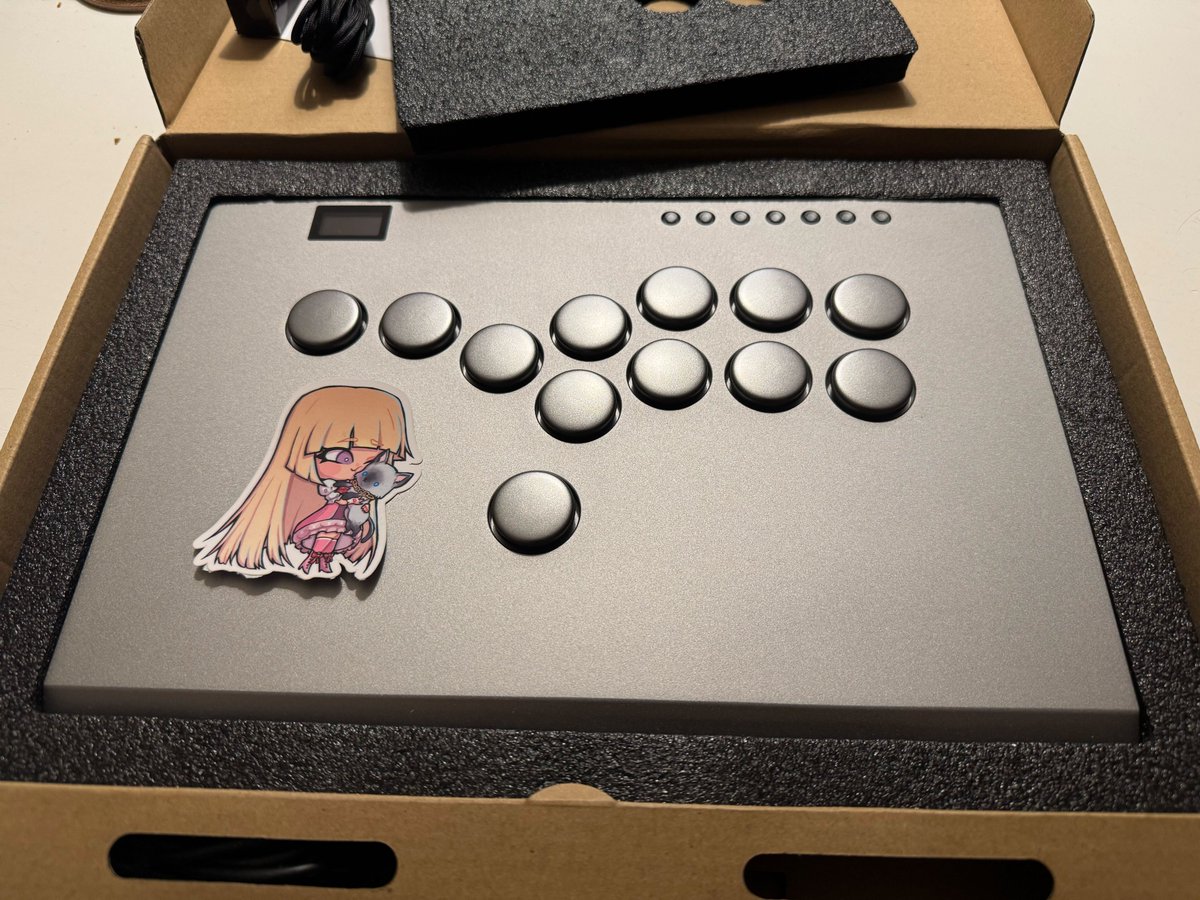 Well, quite lucky Friday the 13th 😅 

Things got serious, and I'm switching from pad to hitbox. 

Also, time for some customizations! Let's start with beautiful #LiliRochefort sticker by <a href="/ChrzanikMashing/">Chrzanik</a> 🥰