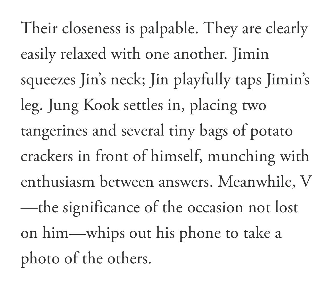 สัมภาษณ์วงระดับโลก❌
สัมภาษณ์เด็กอนุบาล✅

จีมินบีบคอพี่จิน
พี่จินตบขาจีมิน
จองกุกนั่งลงพร้อมส้ม2ลูกกับถุงขนมหลายถุง แล้วโซ้ยไปด้วยตอนตอบคำถาม
แทหยิบมือถือมาถ่ายรูปคนอื่น