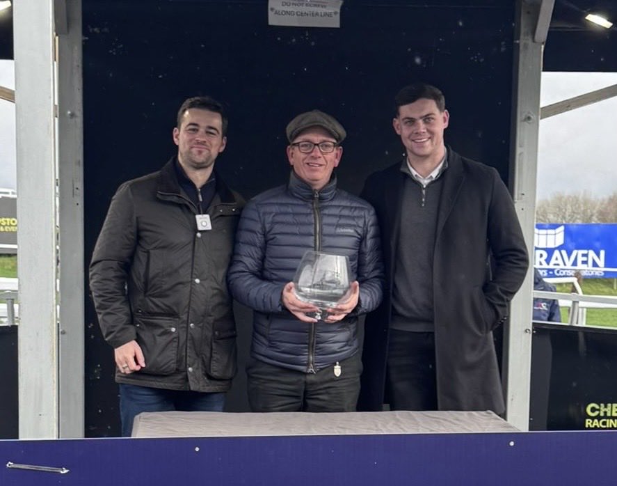 wgreatrexracing's tweet photo. AQUA BLEU makes it a hat trick of back-to-back WINS!
Today’s win came @Chepstow_Racing in the FairPlay App EBF Junior NH Hurdle over 2 miles under a well-judged from Sean Bowen.
Well done to owners Jim and Claire Ltd and to all the team at home!
#winners #nhwinners #wgr https://t.co/eJoRwkEJvC