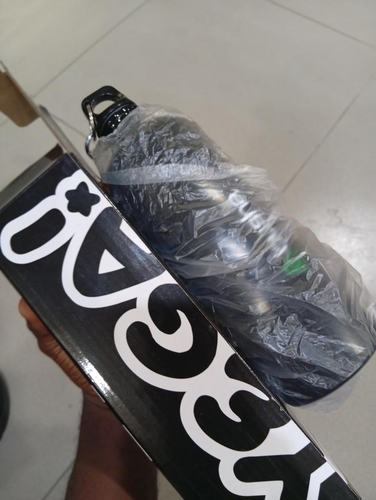 b_ptdsc's tweet photo. Just got my hands on this amazing gift from the event 🥹, staying refreshed and hydrated in style! 💧.
Big thanks to BUSHA for keeping us powered up. #StayHydrated #EventPerks #NAKExperience #BUSHAxUNIPORT @getBusha https://t.co/K8iWODJs1b