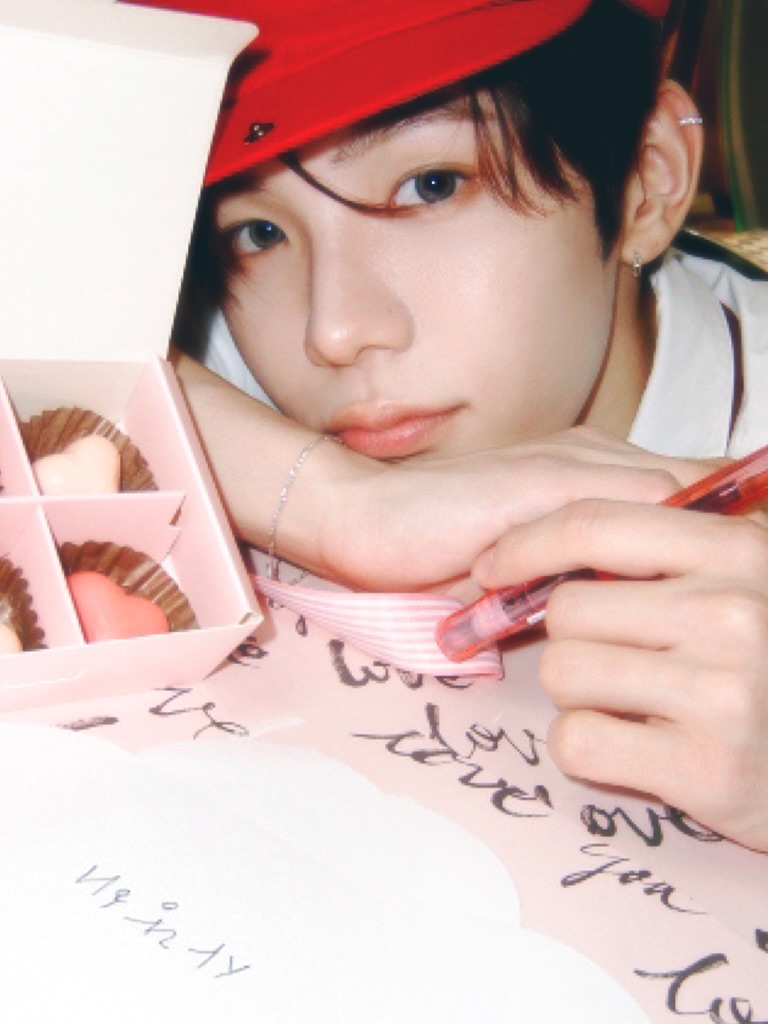 260214 riize_official instagram update #SHOTARO 

𝑽𝒂𝒍𝒆𝒏𝒕𝒊𝒏𝒆 𝑪𝒉𝒐𝒄𝒐𝒍𝒂𝒕𝒆 𝑯𝒐𝒖𝒔𝒆🍫🏠
Meet Our Sweet Staff 

💌Head of Love Notes #SHOTARO 

Specialty: Handwritten confessions 
Motto: “From my heart, Always!”

🖇️instagram.com/p/DUs9HwNky1h
#쇼타로 #ショウタロウ